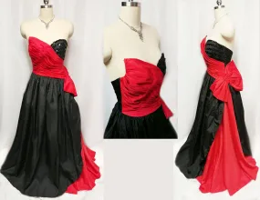 *GLAMOROUS VINTAGE '50s / '60s MOVIE STAR LOOK RED & BLACK PLEATED STRAPLESS EVENING GOWN WITH HUGE BOW